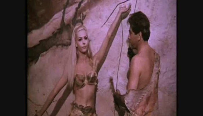 L'amore attraverso i secoli (episodio l'era preistorica)